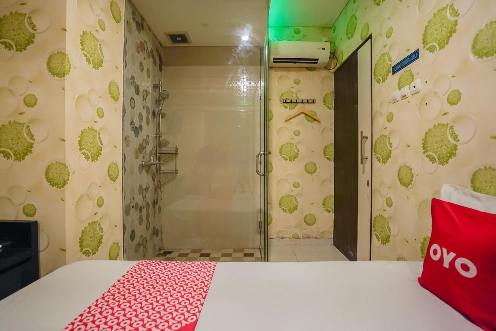 Super Oyo Capital O 92633 Spring Hotel Gubeng Surabaya Kültér fotó