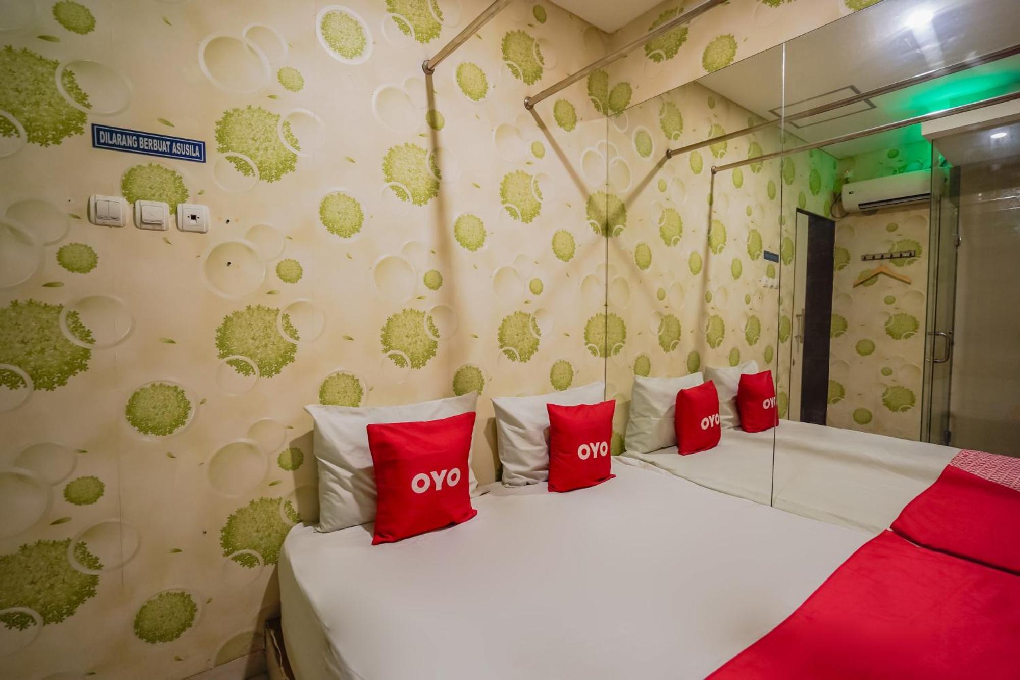 Super Oyo Capital O 92633 Spring Hotel Gubeng Surabaya Kültér fotó