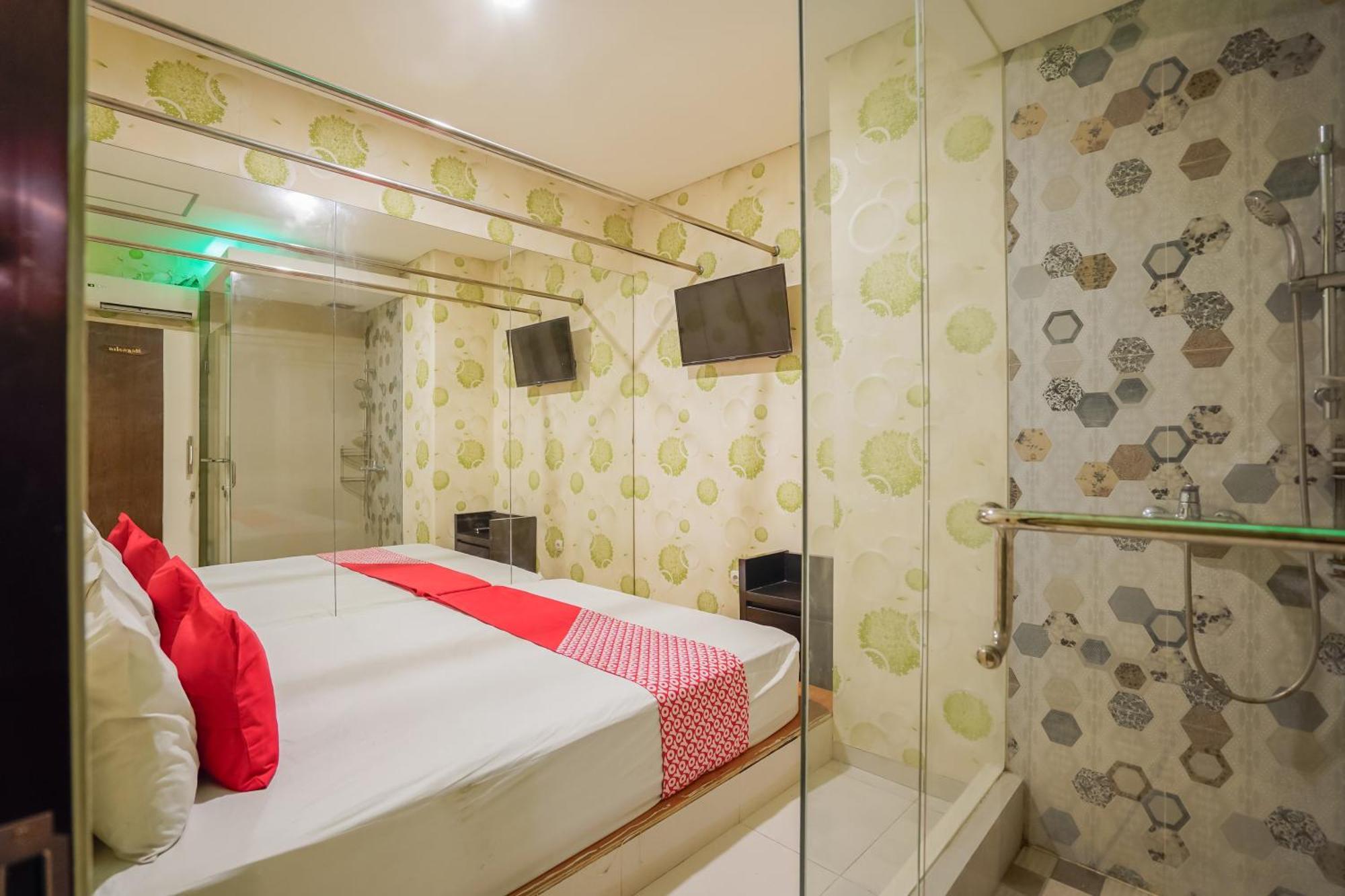 Super Oyo Capital O 92633 Spring Hotel Gubeng Surabaya Kültér fotó